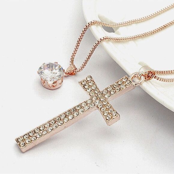 🌻 Betsey Johnson NEW stunning crystal cross necklace 🌻 - Picture 4 of 5